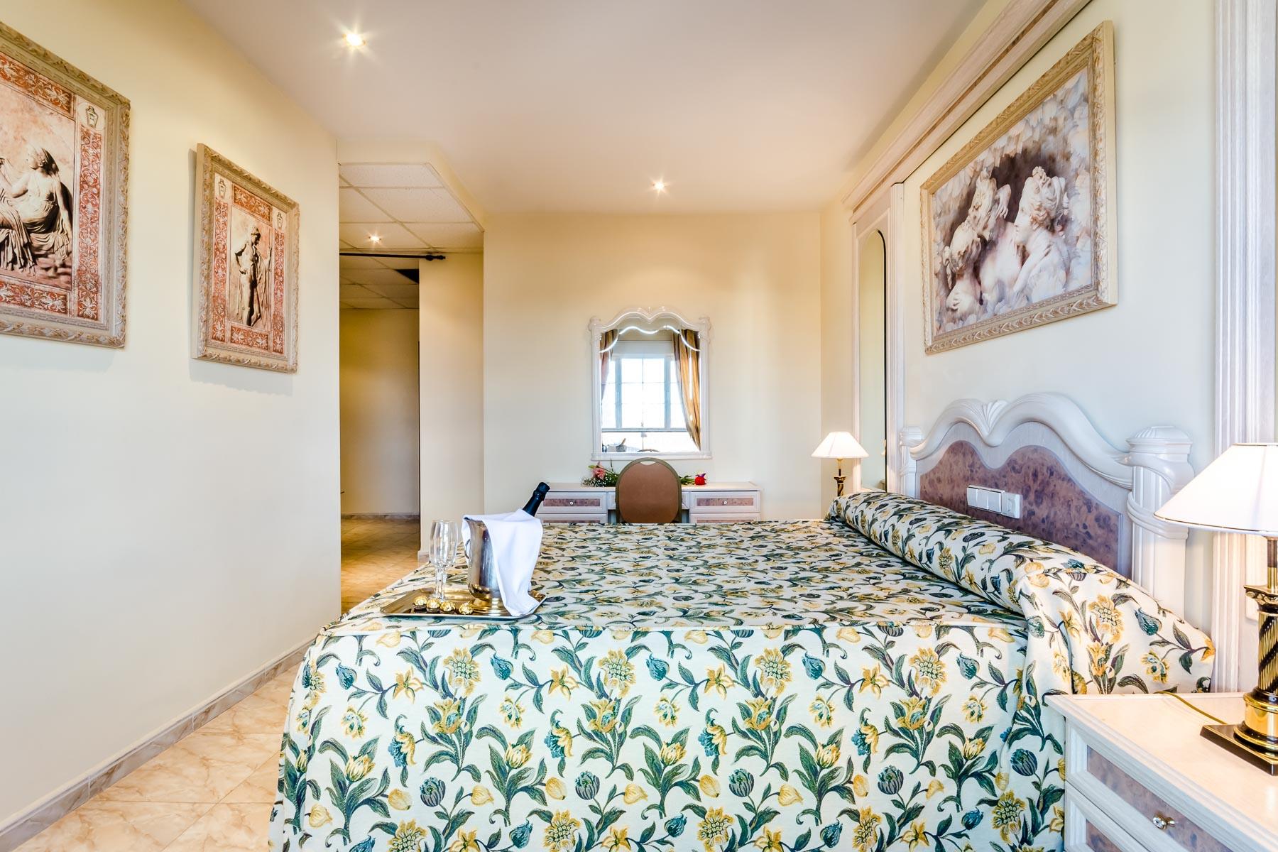 Roma Aurea Hotel ตาลาเวรา เดลา เรย์นา ภายนอก รูปภาพ